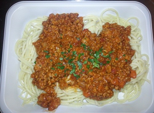 Spaghetti Bolognese und gemischter Salat